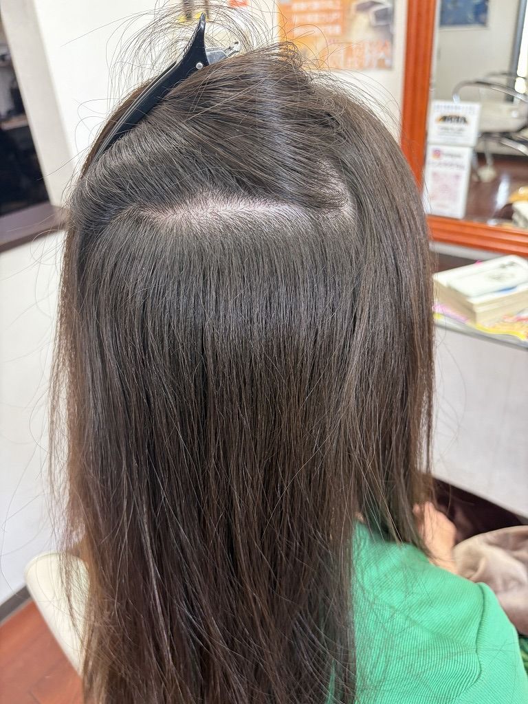 髪をめくって確認した内側の根元部分に出ているうねりとクセ