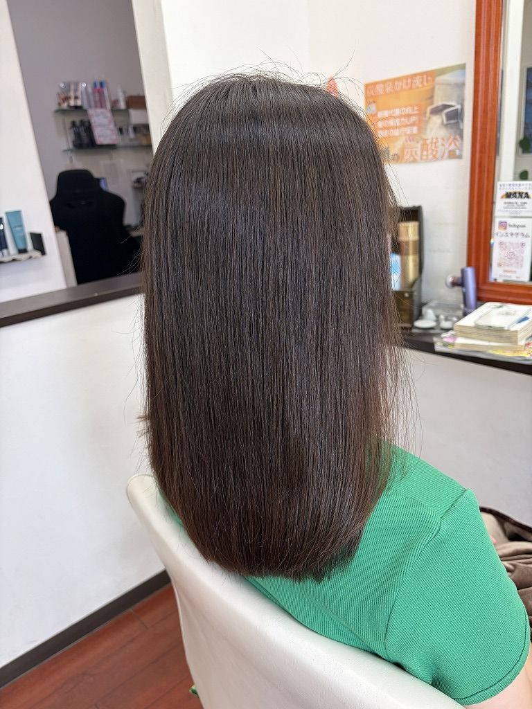 縮毛矯正後に乾かしただけで自然にまとまった細毛ロングヘアの横からの仕上がり