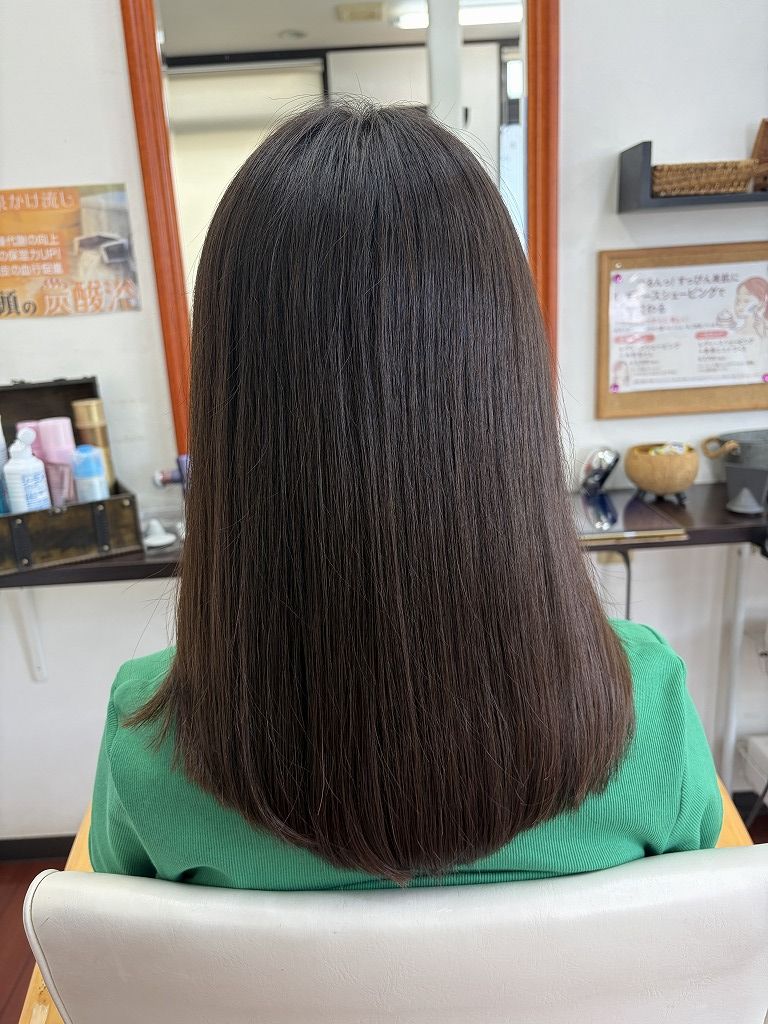 縮毛矯正後に乾かしただけでツヤとまとまりが出たロングヘアの後ろ姿