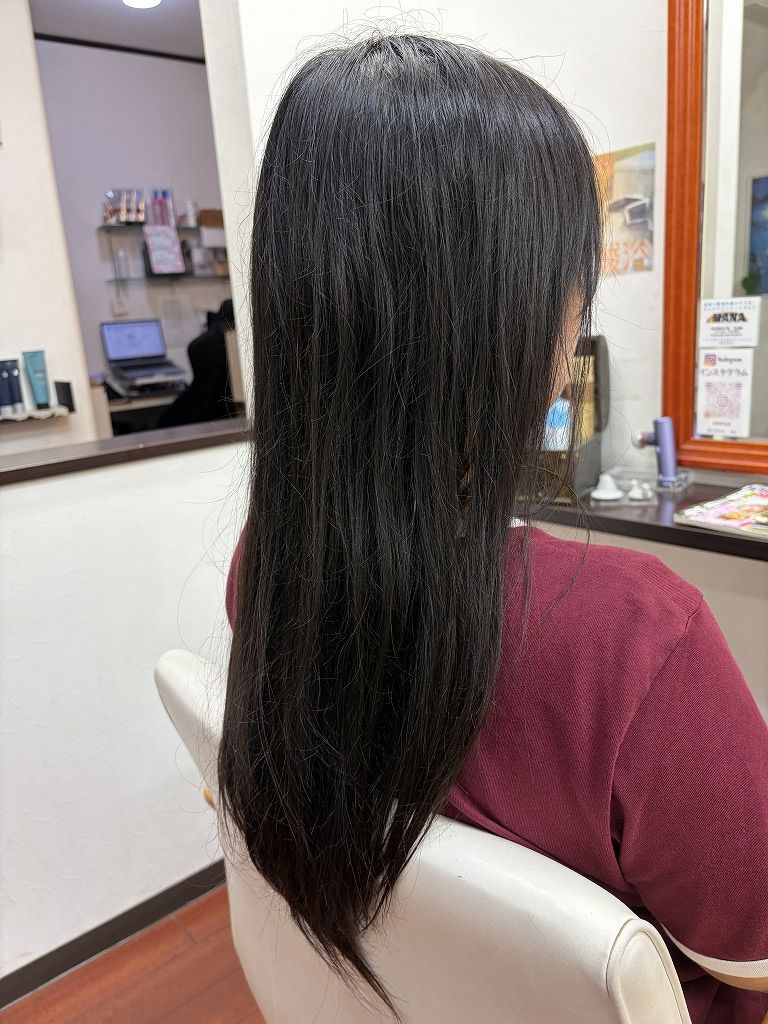 ヘアドネーション前の腰近くまで伸びたロングヘアを斜め後ろから見た状態