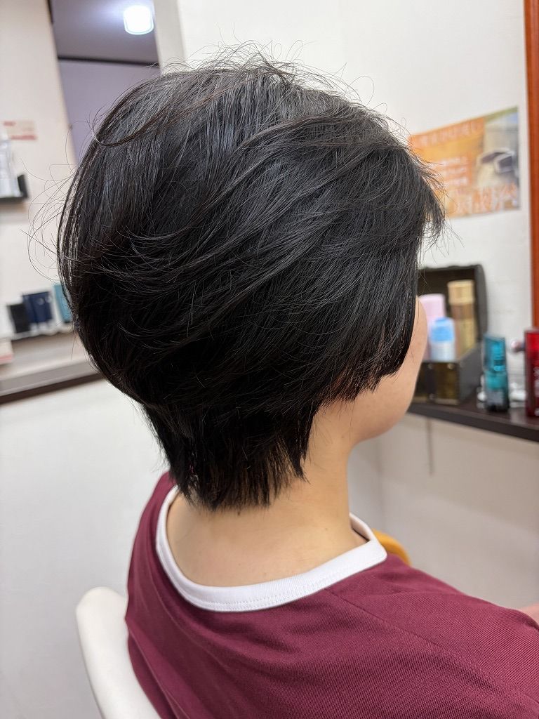 35cmのヘアドネーション後にグラデーションを主体に仕上げたショートスタイルを斜め後ろから見た状態
