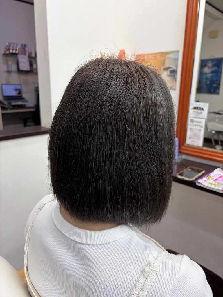 縮毛矯正施術前のボブスタイル。内側の根元のクセによって全体に広がりが出ている状態