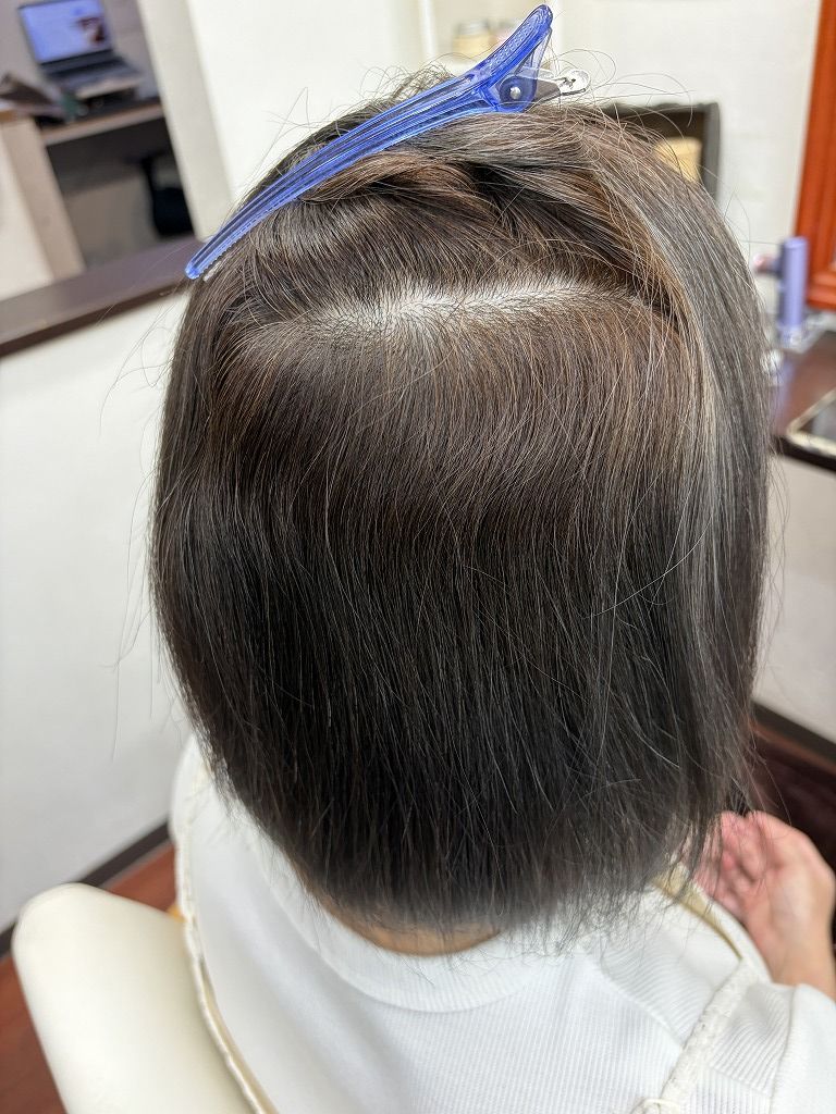 ボブの内側を分けて確認した根元のクセ。前回の縮毛矯正から4か月伸びた新生部