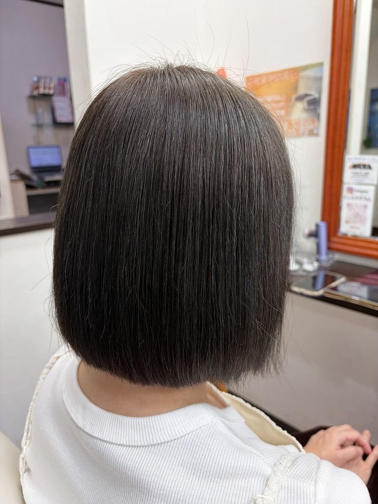 縮毛矯正後のボブスタイル。根元の広がりが収まり毛先までまとまった仕上がり