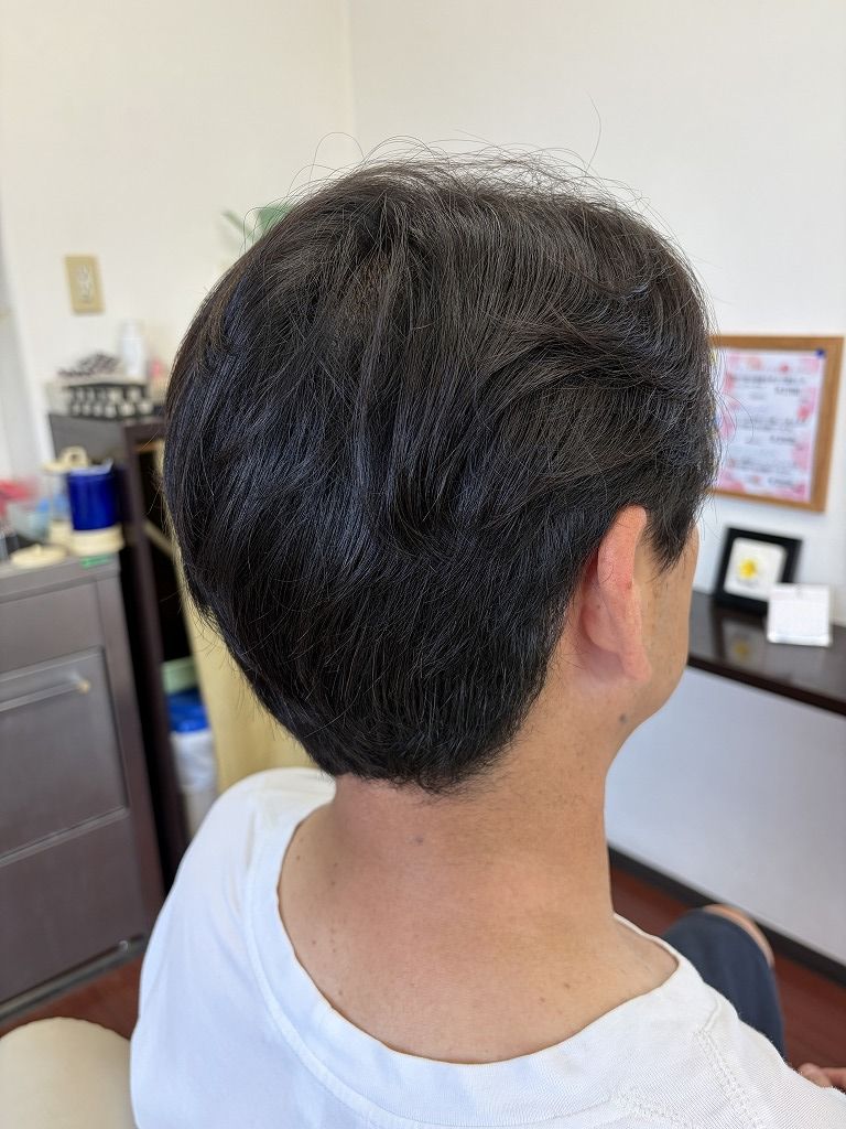 縮毛矯正施術前のメンズショート。前髪からサイドを中心にクセが出ている状態
