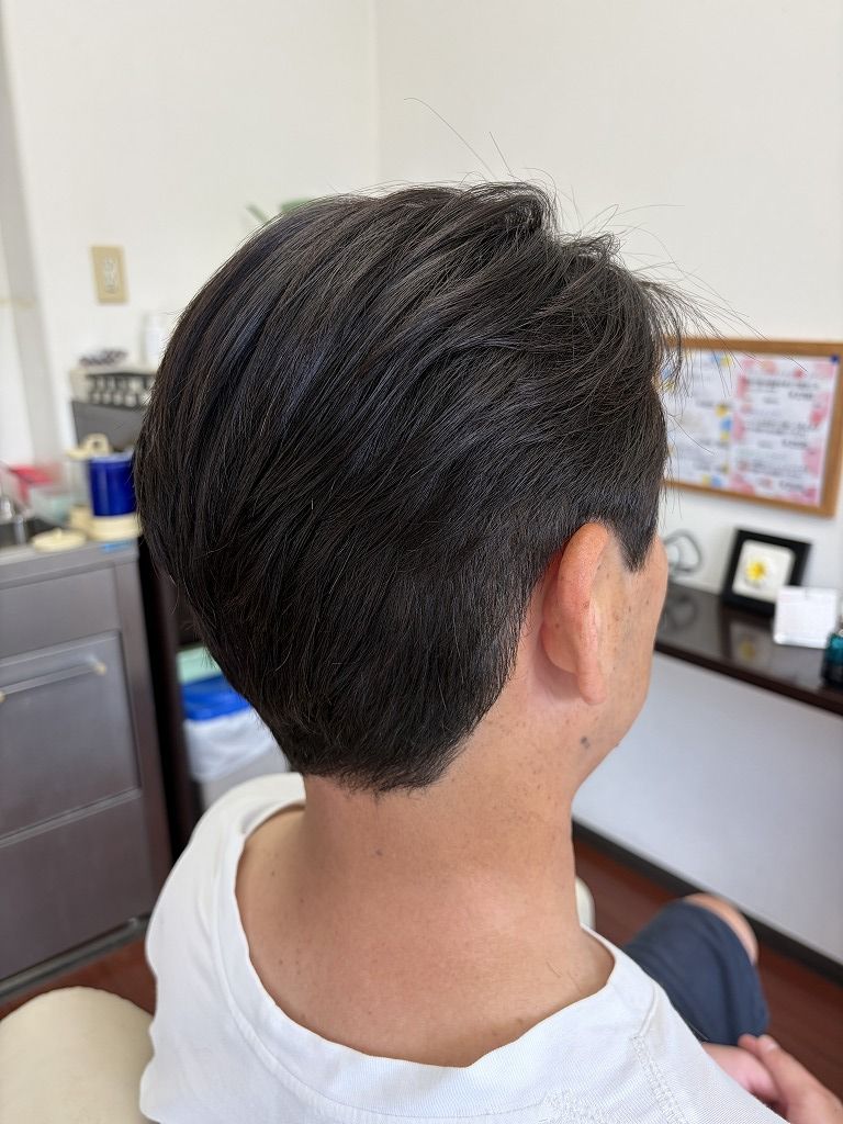 縮毛矯正とカット後のメンズショート。クセを伸ばしながら自然な丸みと毛流れを残した仕上がり
