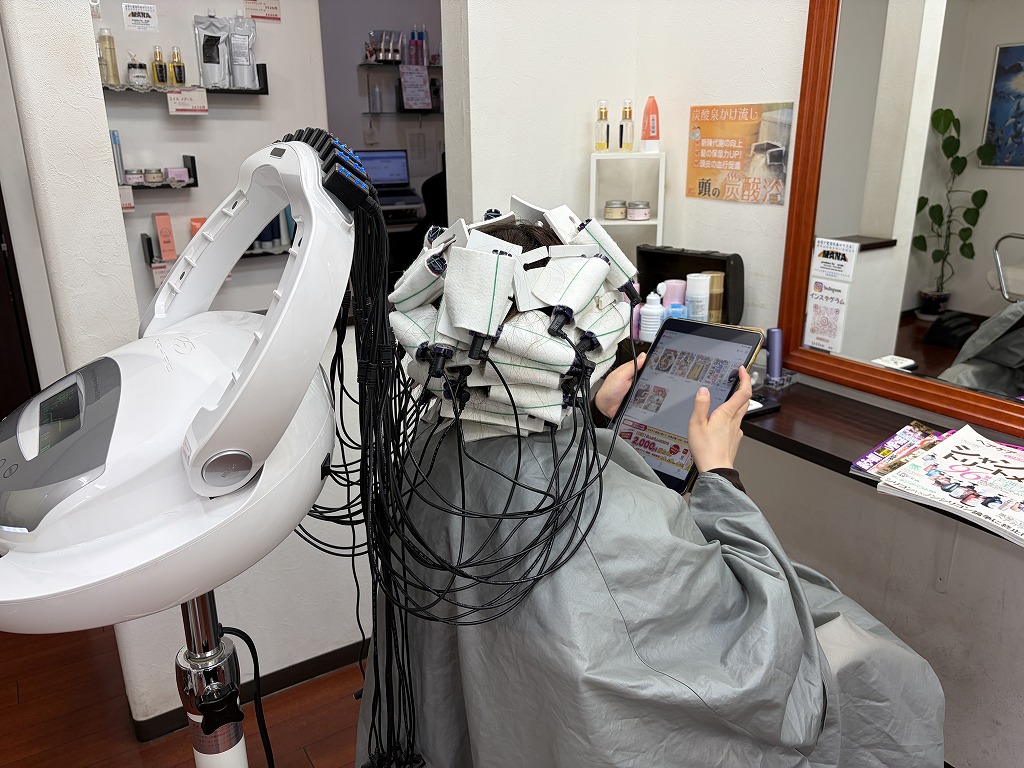 GMTとスピエラを使用した弱酸性デジタルパーマ施術中の様子