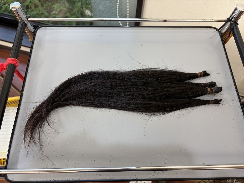 ヘアドネーション用に4束に分けて35cmほどカットした髪