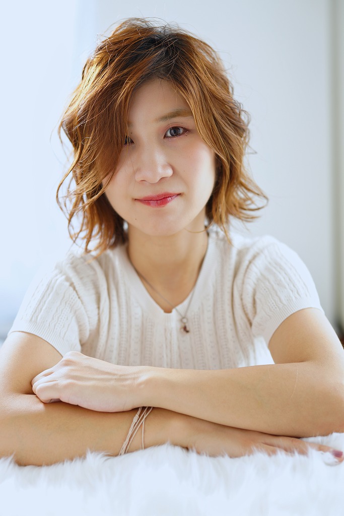 自然な光と毛流れを活かして撮影したミディアムヘアのサロンモデル作品