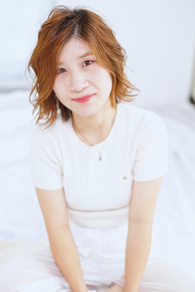 明るく柔らかな光で撮影した動きのあるミディアムヘアのサロンモデル作品