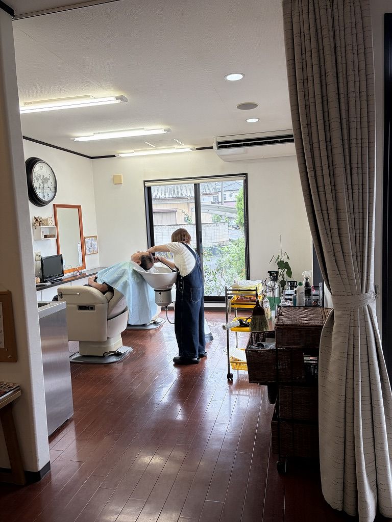 土日のHairResort Arak店内で男性ゲストを施術する理容師アユの営業風景