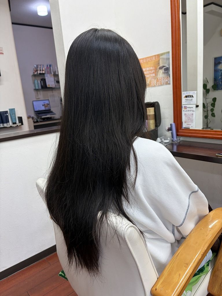 カット前のロングヘアを斜め後ろから見た状態