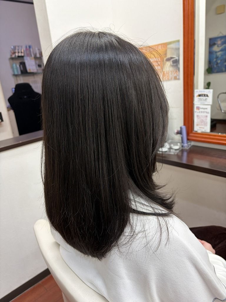 顔まわりにレイヤーを入れたハッシュカットの仕上がりを斜め後ろから見た状態
