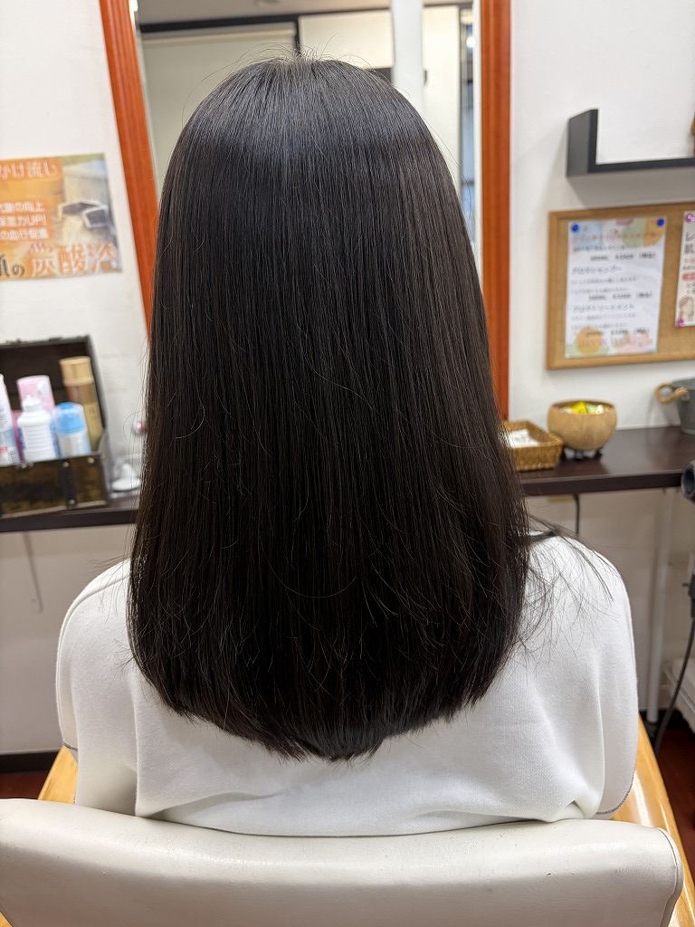 15cmカットして顔まわりにレイヤーを入れたハッシュカットの後ろ姿