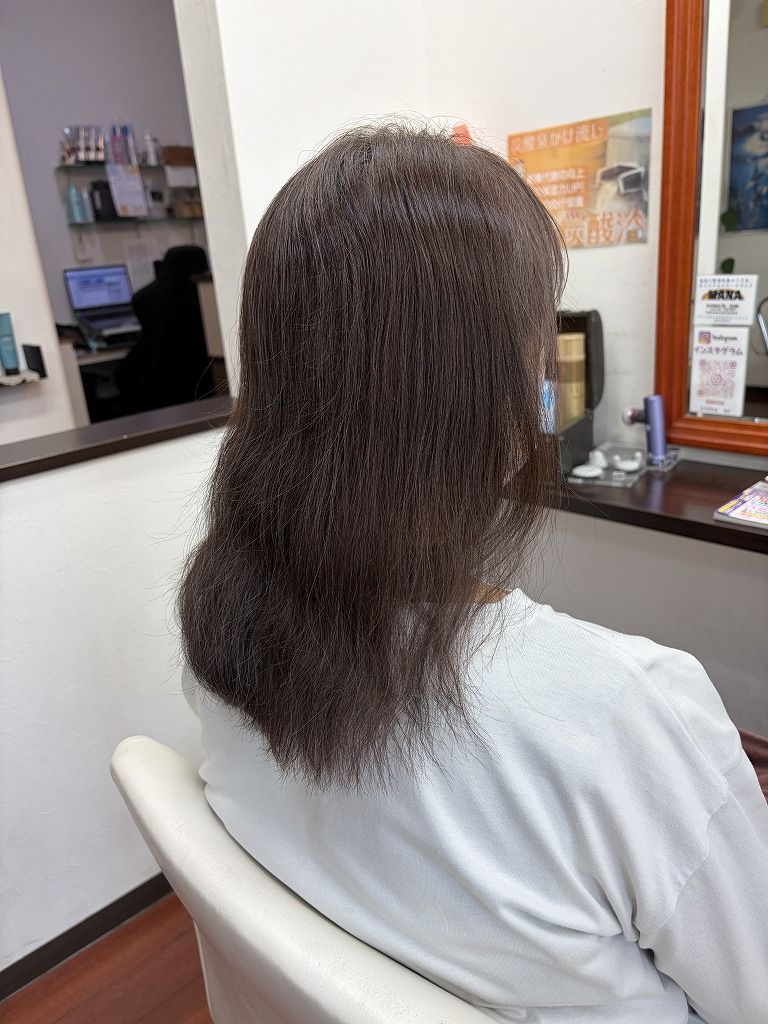ノンジアミンカラー施術前のロングヘアで根元の白髪が伸びている状態