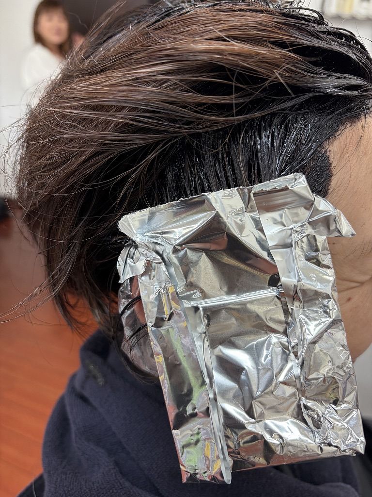 耳周りをブリーチしてイヤリングカラーを作っている施術中
