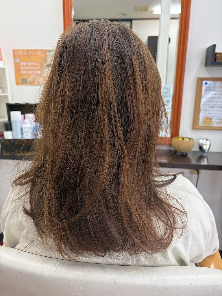 デジタルパーマと前髪縮毛矯正施術前のロングヘア後ろ姿