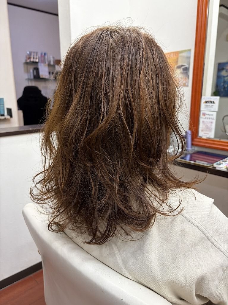 弱酸性デジタルパーマで中間から毛先にカールをつけた仕上がり
