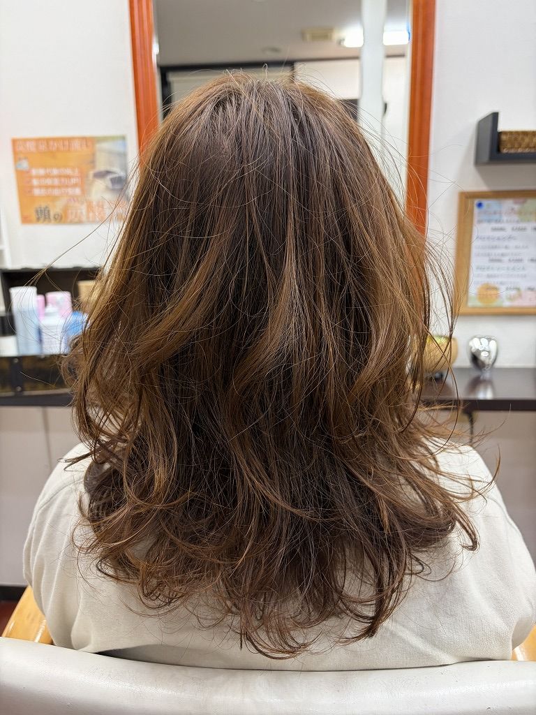 デジタルパーマでレイヤーを活かした柔らかなカールの後ろ姿