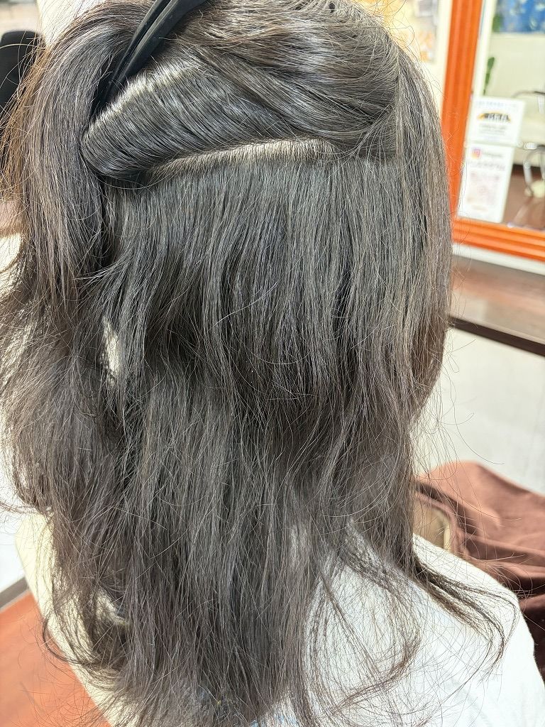 縮毛矯正前の後頭部内側にある強い波状毛と捻転毛
