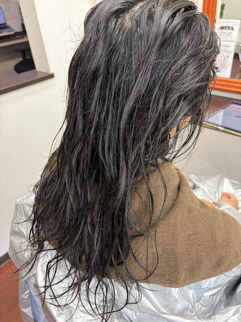 縮毛矯正前に髪を濡らして強いうねりを確認している状態