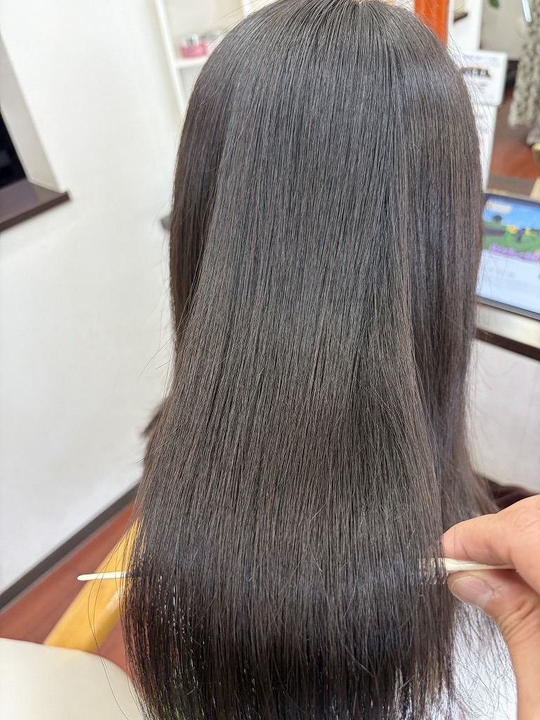 縮毛矯正後の毛先まで均一に整った自然なストレートヘア
