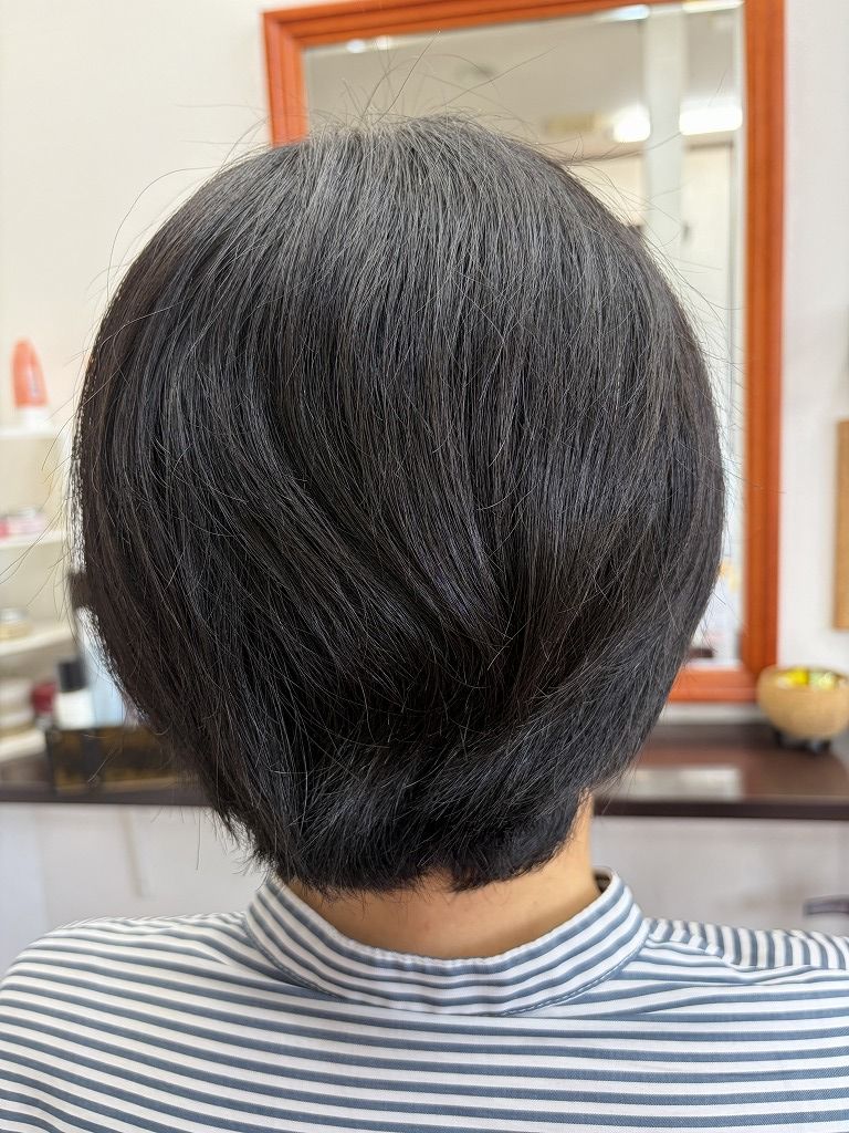 縮毛矯正前のショートヘアを後ろから見た状態