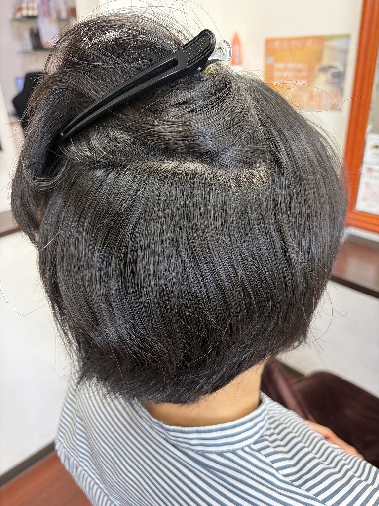 ショートヘアの内側に出ている強めの波状毛