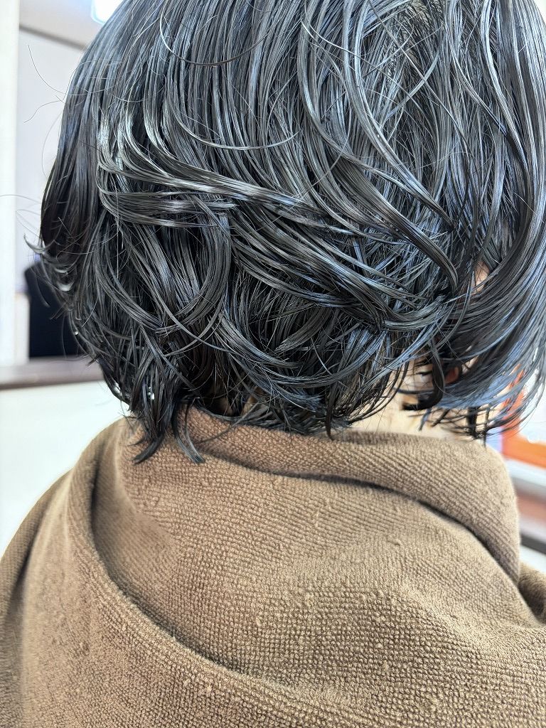 濡らすことで強い波状毛が現れたショートヘア