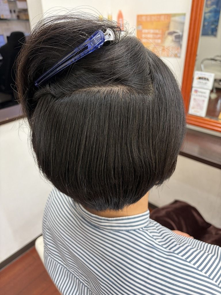 縮毛矯正後に根元から波状毛がきれいに伸びたショートヘアの内側