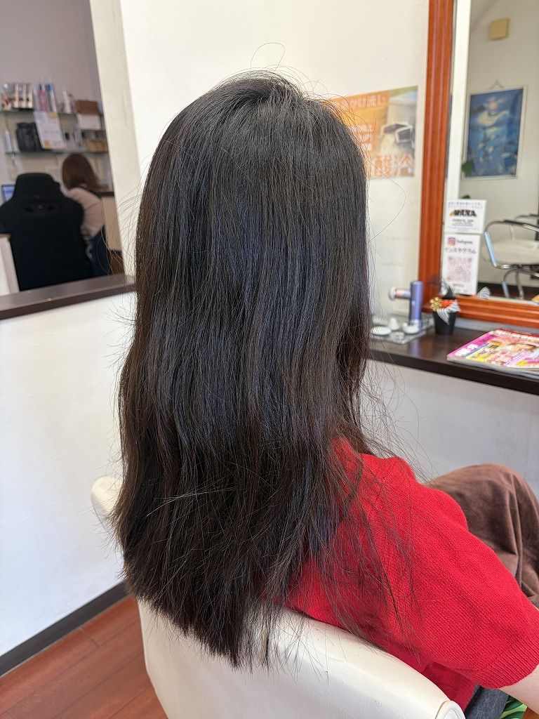 縮毛矯正施術前のうねりと広がりがあるロングヘア