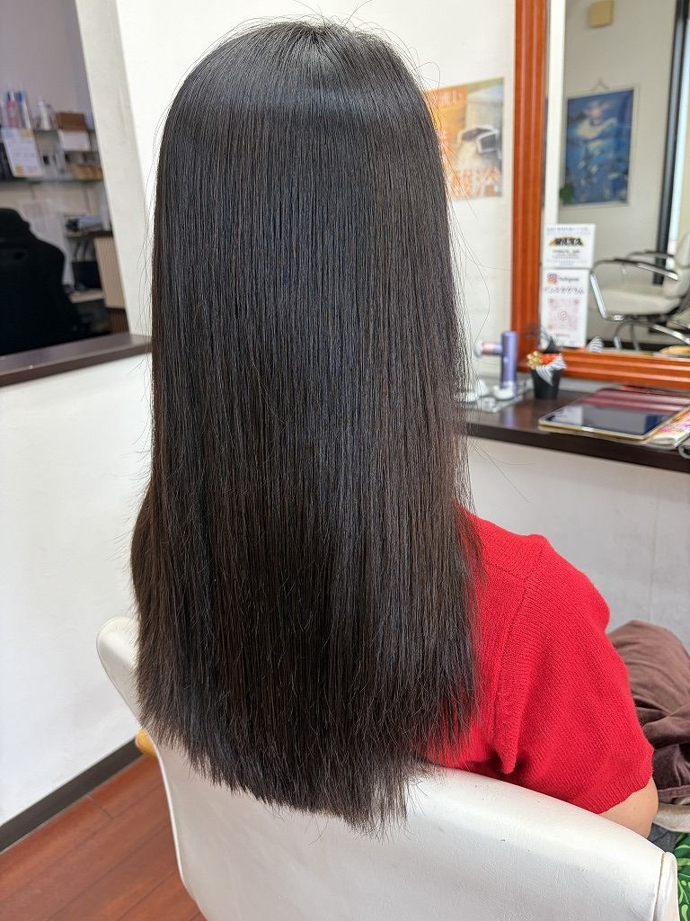縮毛矯正後にうねりと広がりが整ったロングヘアの仕上がり