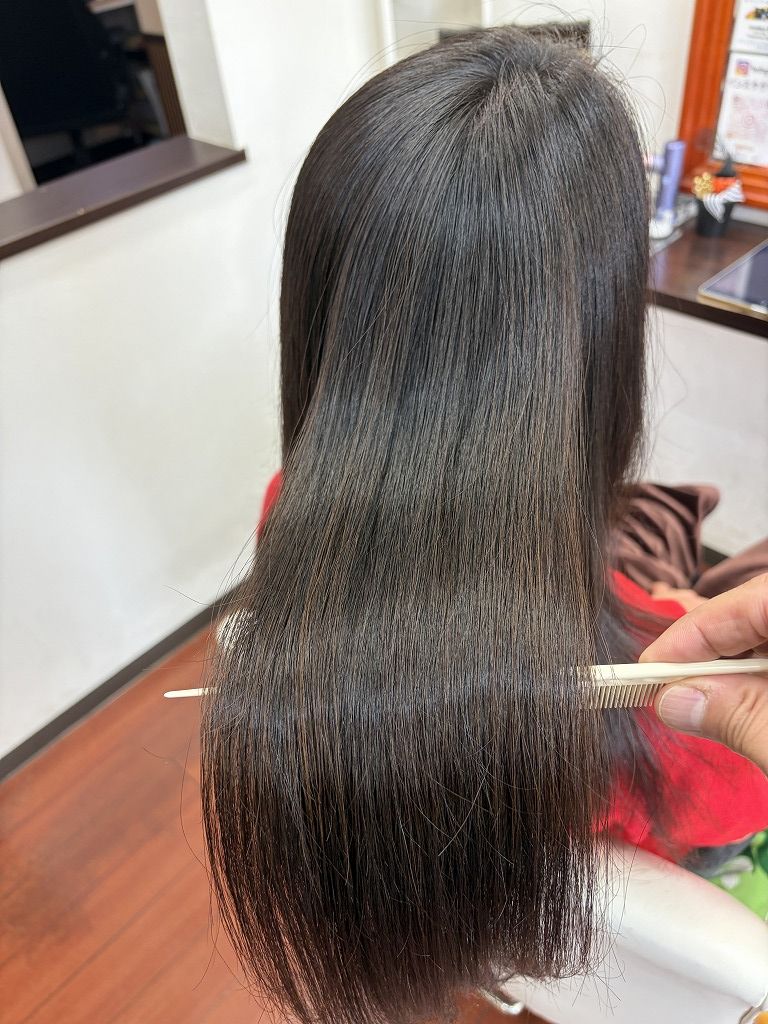 縮毛矯正後のロングヘアのツヤと自然な毛流れ