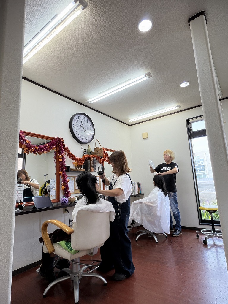 姉妹で来店されたお客様を夫婦それぞれが担当しているHairResort Arakの営業風景