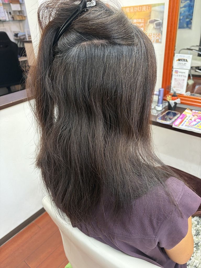 縮毛矯正前の内側 波状毛と捻転毛が混在する髪の状態