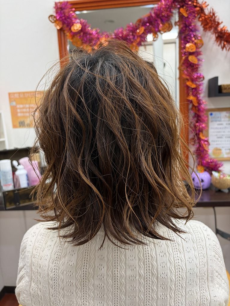 サロンモデル撮影前に26mmのコテで動きをつけたヘアセットの後ろ姿