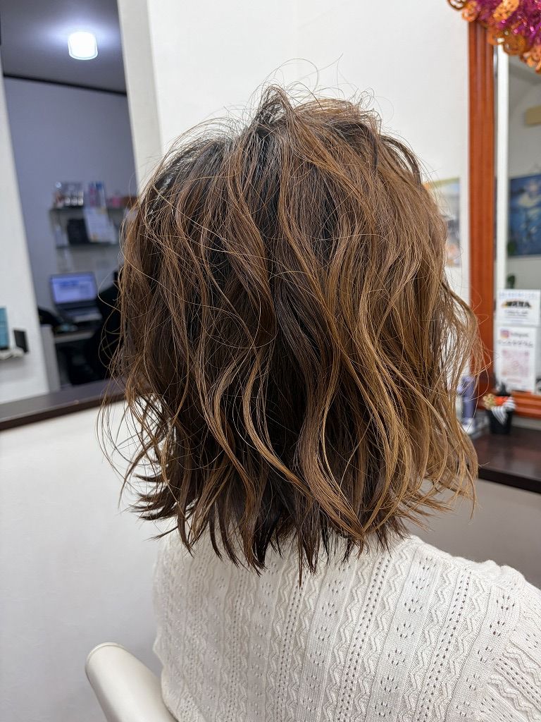 撮影用に毛先と表面へ動きをつけたミディアムヘアのヘアセット