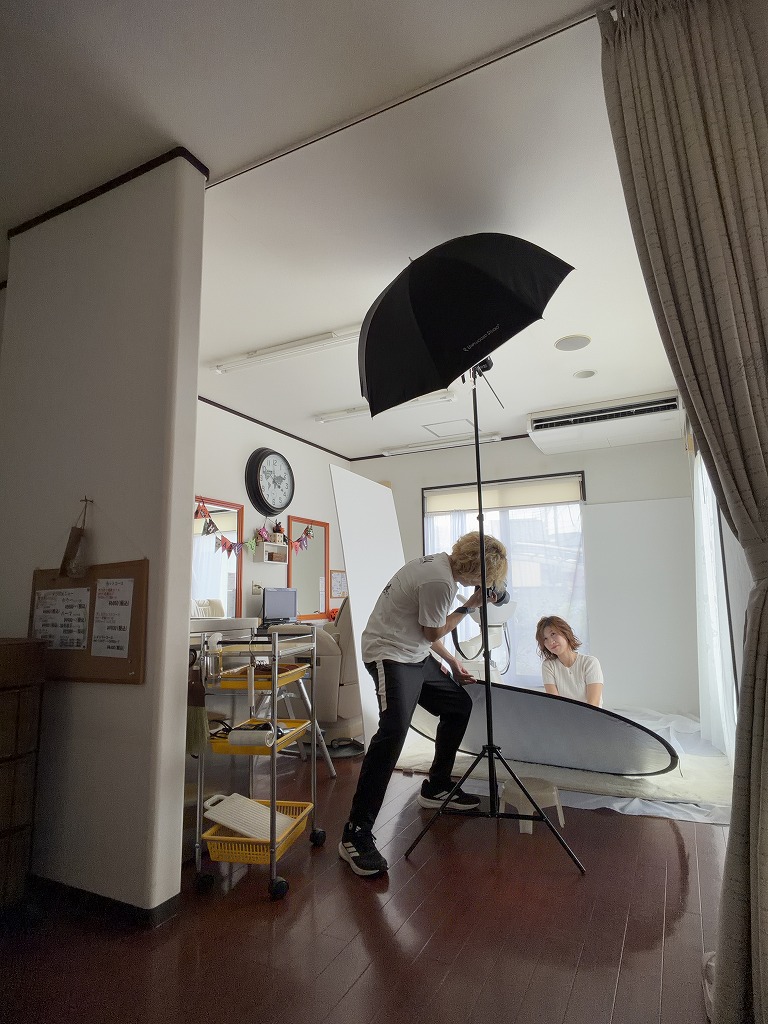 アンブレラとレフ板を設置したHairResort Arak店内のサロンモデル撮影風景