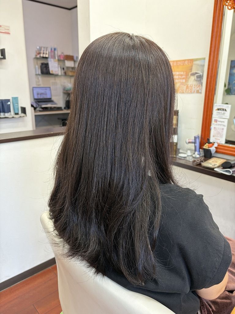 デジタルパーマ施術前のロングヘアを斜め後ろから見た状態