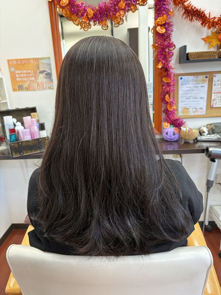 4か月ぶりにデジタルパーマを施術する前のロングヘア後ろ姿