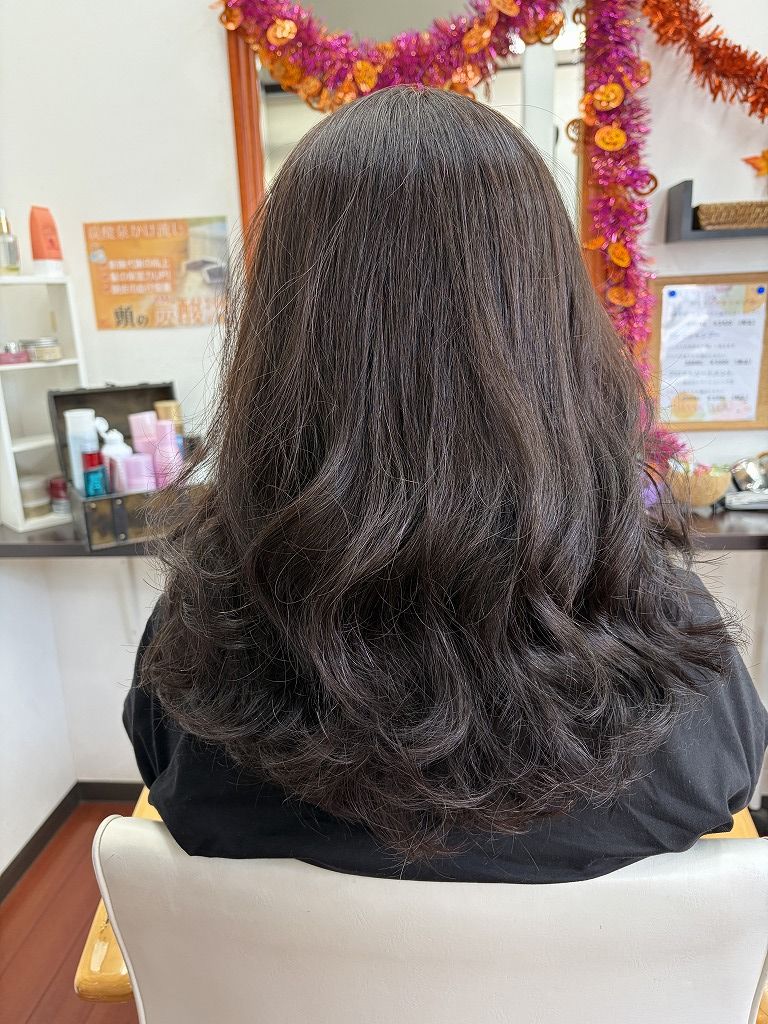 デジタルパーマで中間から毛先に大きなカールが出たロングヘアの仕上がり