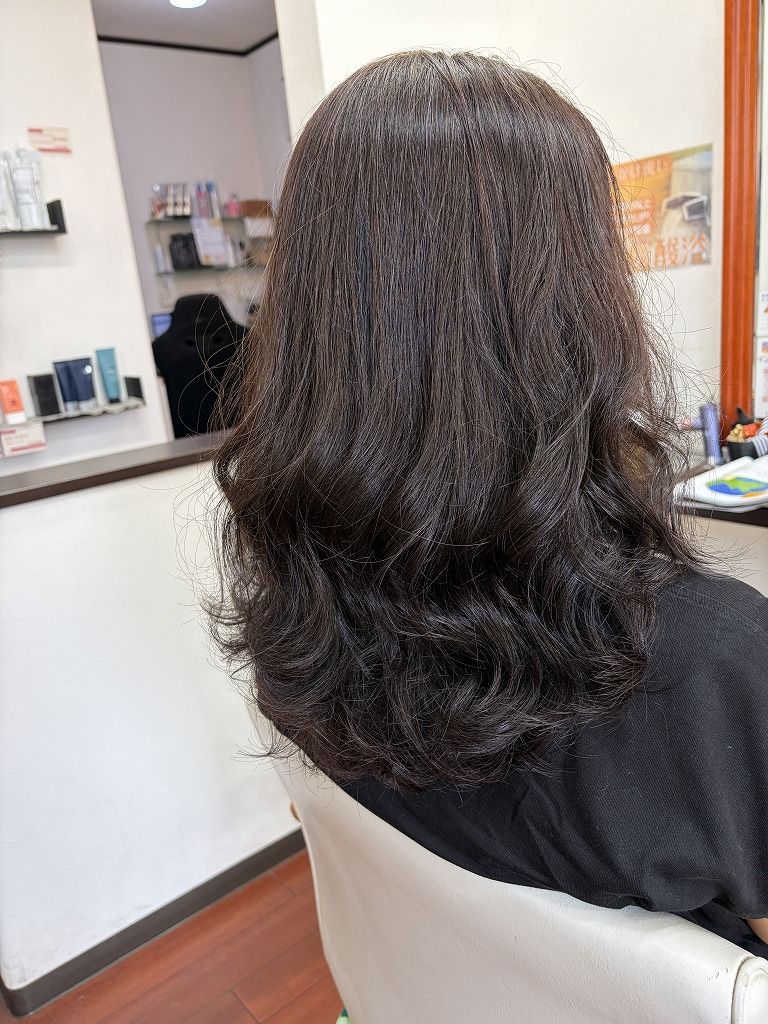 コテで巻いたような大きめカールに仕上がったロングヘアのデジタルパーマ