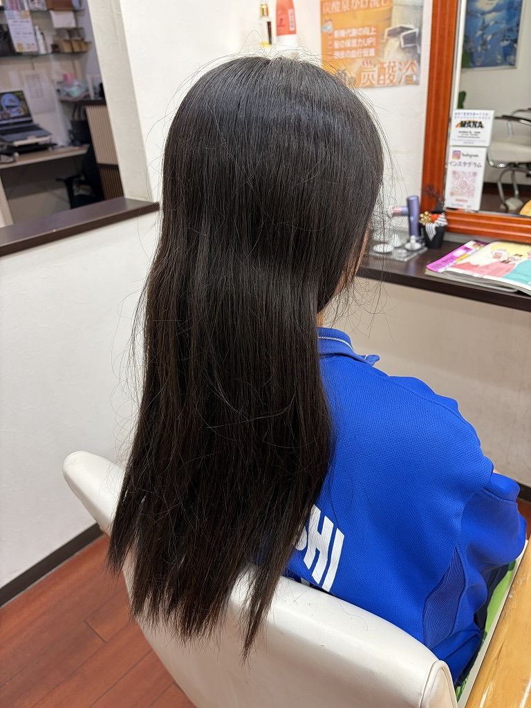 中学生ロングヘアのカット前の状態を斜め後ろから見た写真