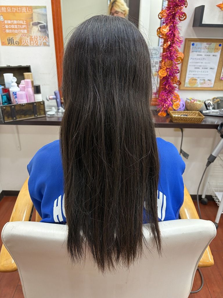 4か月経過した中学生ロングヘアのカット前の後ろ姿