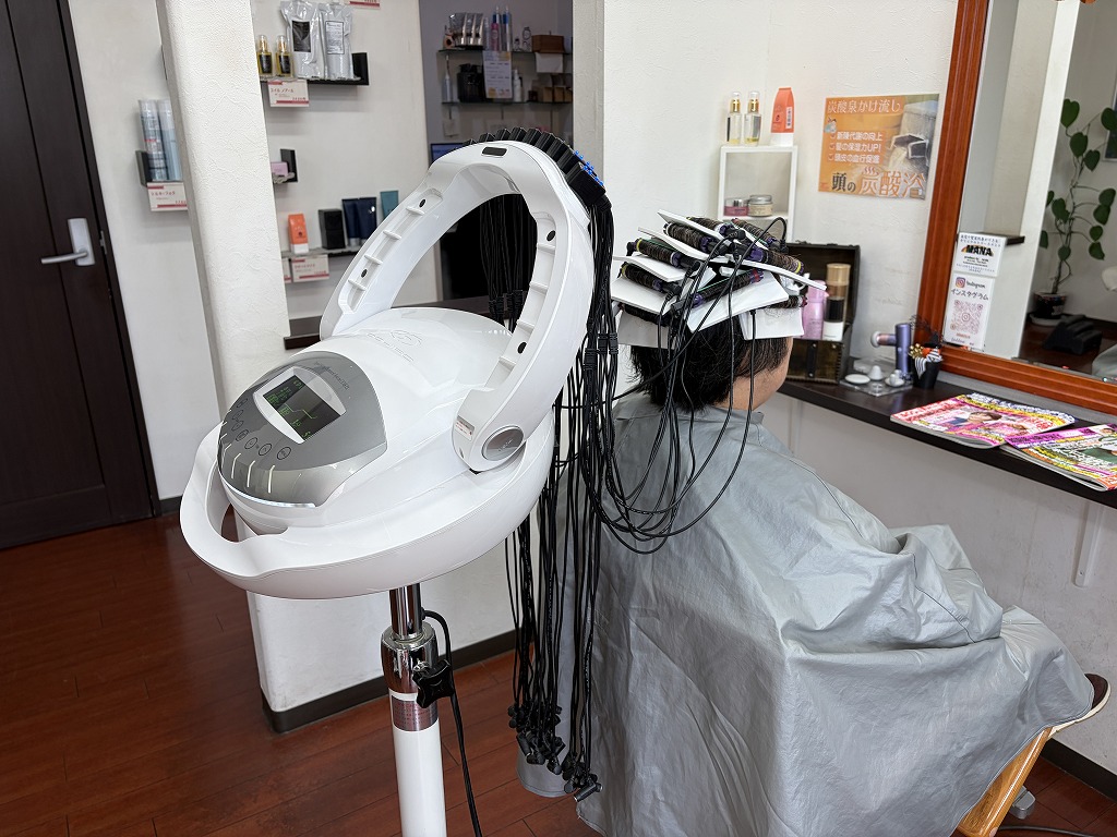 ショートヘアに弱酸性デジタルパーマを施術している様子
