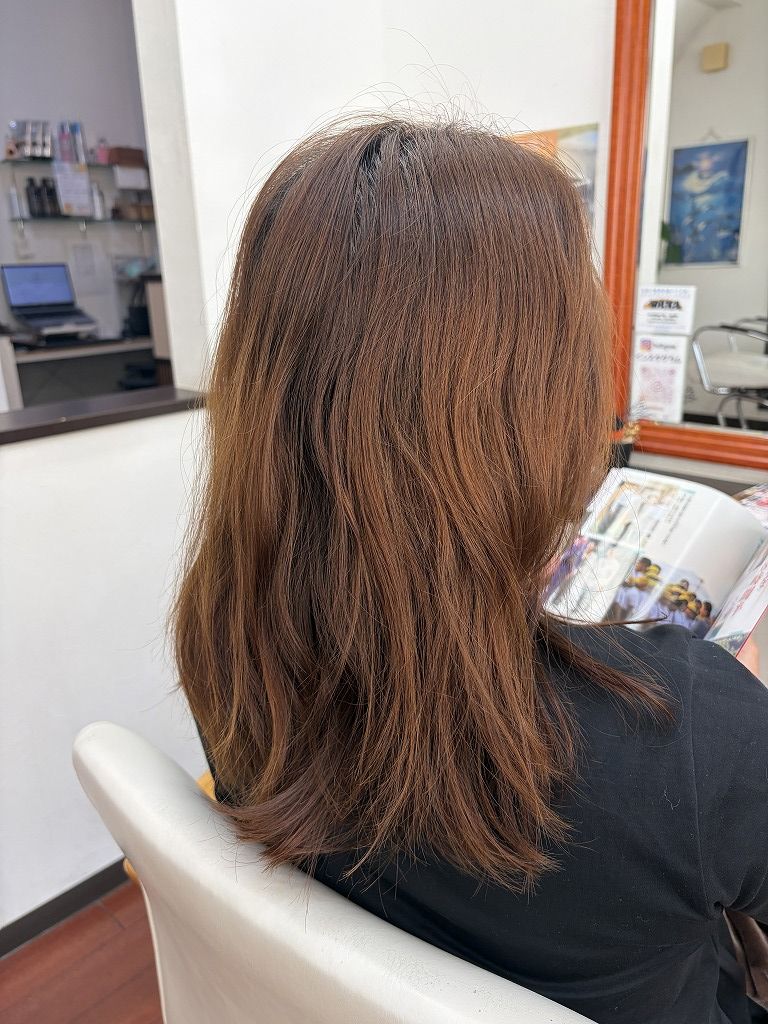 明るい白髪染め施術前のミディアムヘア。2か月前のカラーが伸びた状態