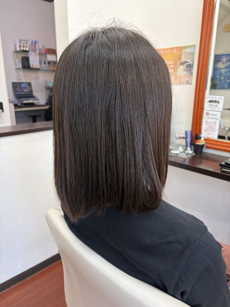 お祭りヘアセット前の肩につかない長さのボブスタイルを後ろから撮影