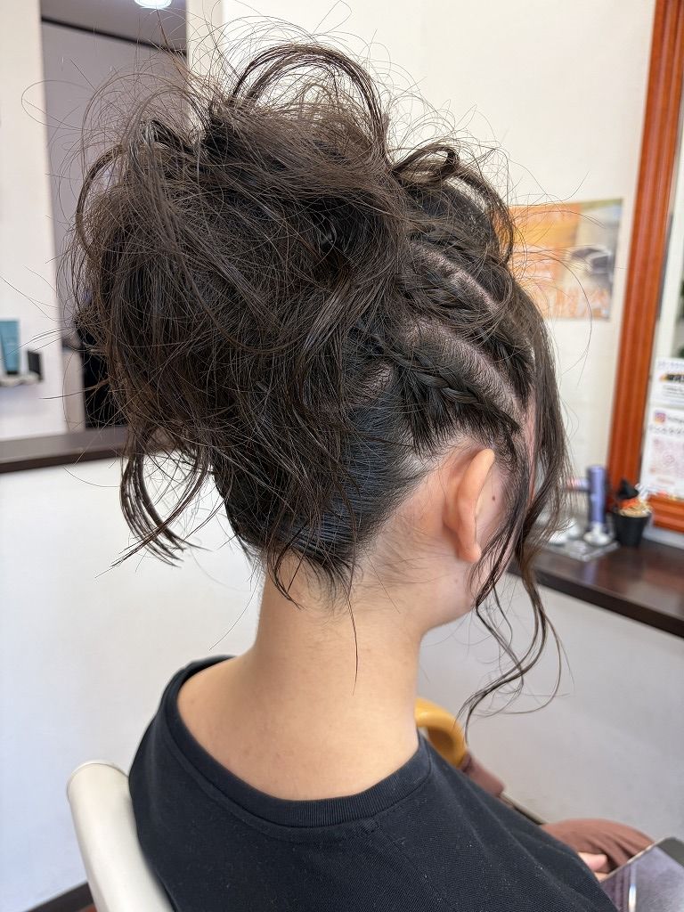 短めのボブをアップにまとめサイドに裏編み込みを取り入れたお祭りヘアセットの仕上がり