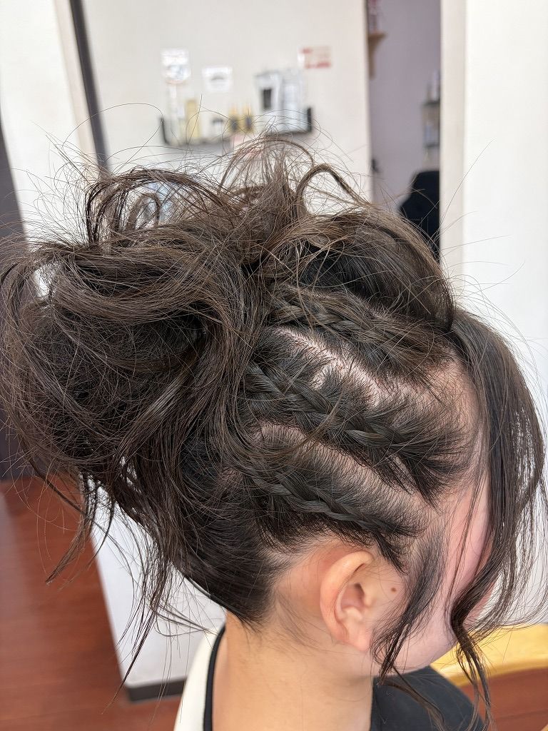 お祭りヘアアレンジでサイドに施した複数の裏編み込みと立体的な毛流れが分かる写真