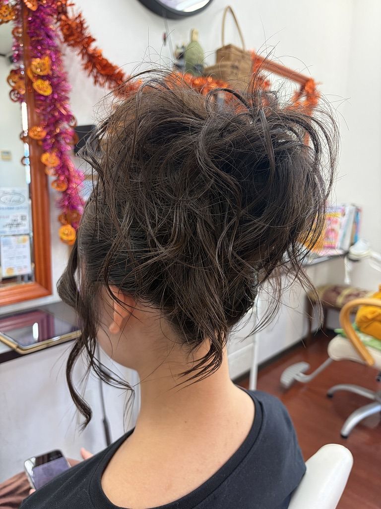 短めのボブを地毛だけで華やかにまとめたお祭り用アップヘアセットの後ろ姿
